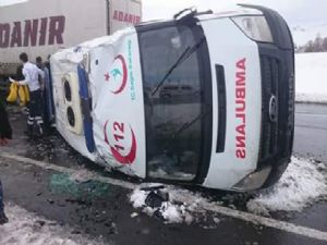 PASİNLER'DE AMBULANS KAZA YAPTI: 3 YARALI