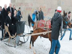 Bakan Sarı ilk atlı kızak keyfini Erzurum'da yaşadı