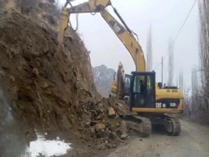 BÜYÜKŞEHİR, KIRSALDA YOL GENİŞLETME ÇALIŞMASI YAPIYOR