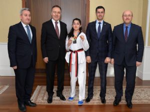 ŞAMPİYON ALTINLA ÖDÜLLENDİRİLDİ