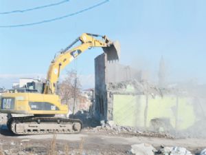 Yakutiye, kentsel  dönüşüm için yıkıyor