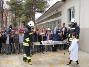 OLTU KARABEKİR İLKOKULUNDA GERÇEĞİNİ ARATMAYAN DEPREM VE YANGIN TATBİKATI