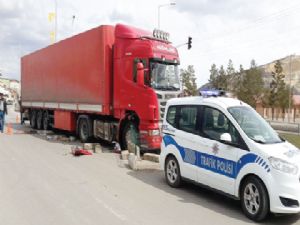 Kırmızı ışık ihlali yapan TIR minibüse çarptı