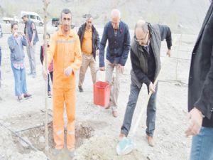 DAP İdaresi'nden, Uzundere'ye  ''kapama dut bahçesi'' desteği