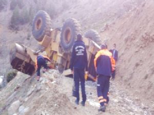 Ispir'de yükleyici  dozer devrildi 