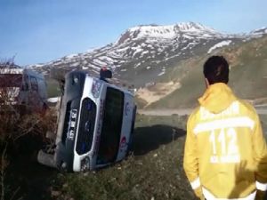 ERZURUM'A HASTA GETİREN AMBULANS YAN YATTI