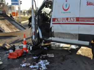 Ambulans ile otomobil çarpıştı: 2 ölü, 3 yaralı