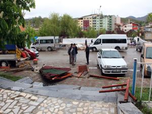 OLTU'DA ŞİDDETLİ RÜZGAR ÇATILARI UÇURDU, AĞAÇLARI YIKTI