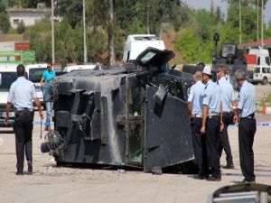 Zırhlı polis aracı devrildi: 3 polis ağır yaralı
