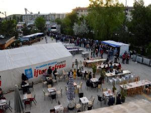 PALANDÖKEN BELEDİYESİ HER GÜN 2 BİN VATANDAŞA İFTAR VERİYOR