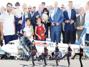 İlk yolcular  çiçeklerle karşılandı 