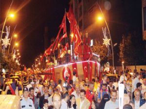 Bayrak yürüyüşünde  karadan gemi yürütüldü