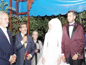 Güllüce nikah şahidi oldu