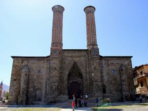 Erzurum'un simgelerinden Çifte Minareli Medrese'nin 5 yıl süren restorasyonu tamamlandı