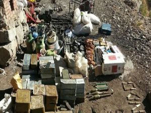 Hakkari Kovan Tepe'de mağara içinde cephanelik bulundu