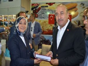 Bakan Çavuşoğlu Yörex'te Erzurum standını ziyaret etti