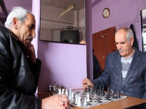 Erzurum'daki çay evinde sadece satranç ve dama oynanıyor