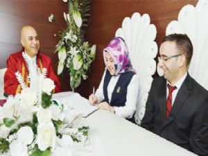 Öğretmenler Günü'nde  öğretmenlerin nikâhını kıydı