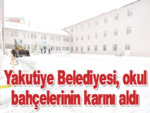 Yakutiye Belediyesi, okul bahçelerinin karını aldı