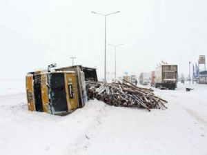 Erzurum-Ağrı karayolu yoğun kar yağışı sebebiyle trafiğe kapatıldı