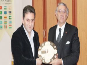 Güneş Vakfı'nda Ülken'den ''Aşk Ahlâkı'' ve ''İnsanî Vatanseverlik'' konferansı