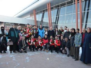 Curling milli takımına coşkulu karşılama