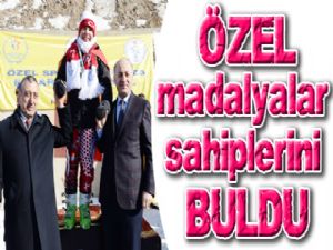 Özel madalyalar sahiplerini buldu