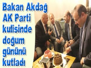 Sağlık Bakanı Akdağ AK Parti kulisinde doğum gününü kutladı