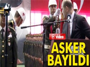 Bakan Soylu konuştuğu sırada arkasındaki asker bayıldı