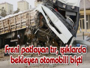 Freni patlayan tır, ışıklarda bekleyen otomobili biçti