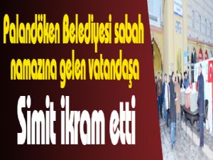 Palandöken Belediyesi sabah namazına gelen vatandaşa simit ikram etti