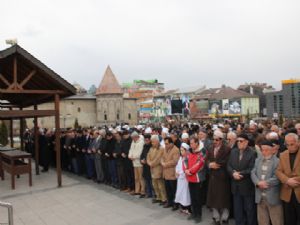 İdlib'de hayatını kaybedenler için gıyabi cenaze namazı kılındı