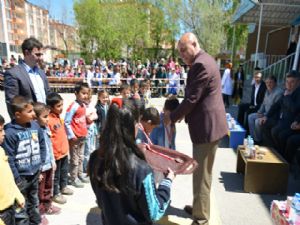 Başkan Korkut, öğrencilere kitap hediye etti