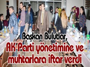 Başkan Bulutlar, AK Parti yönetimine ve muhtarlara iftar verdi