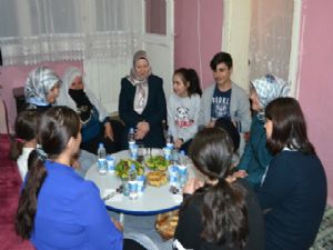 Vali Azizoğlu'nun eşi, aile ziyaretlerini sürdürüyor