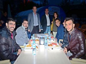 Kaymakam Yavuz ve Başkan Bulutlar vatandaşlarla birlikte iftar yaptı