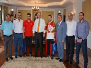 Vali Azizoğlu'ndan Olimpiyat Şampiyonuna Cumhuriyet altını