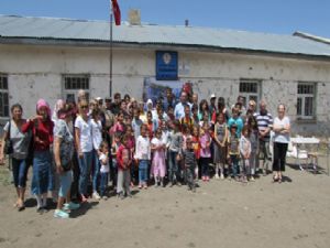 Narman'daki köy okullarında öğrenim gören öğrencilere yardım