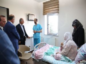 Efkan Ala annesini hastanede ziyaret etti