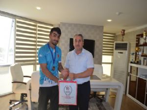 Erzurum Gençlik Hizmetleri ve Spor İl Müdürü Taşkesenligil, şampiyonları ödüllendirdi