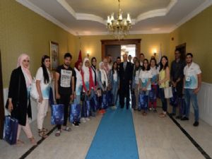 Vali Azizoğlu yabancı öğrencileri konuk etti