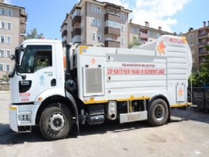 Palandöken Belediyesi, çöp konteyneri yıkama ve dezenfekte aracını hizmete soktu