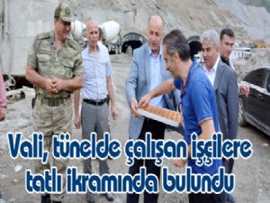 Vali, tünelde çalışan işçilere tatlı ikramında bulundu 