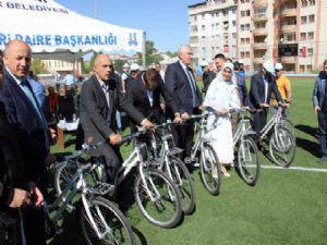 Vali ve milletvekillerinin bisiklet turu