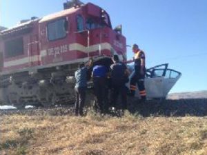 Otomobil trenin altında kaldı: 1 ölü 3 yaralı