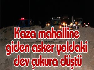 Kaza mahalline giden asker yoldaki dev çukura düştü