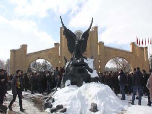 ATATÜRK ÜNİVERSİTESİ ÖĞRENCİLERİ ÖZGECAN İÇİN TEK YÜREK OLDU