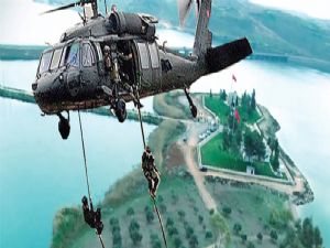 Türk Bayrağı indirilmeden diğeri göndere çekildi
