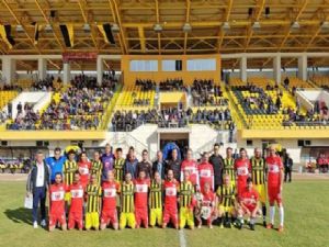 Veteran futbolcular Arakanlı Müslümanlar için sahaya çıktı