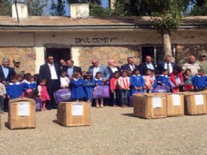 Şenkaya'da 68 Köy İlköğretim Okuluna Kırtasiye Yardımı